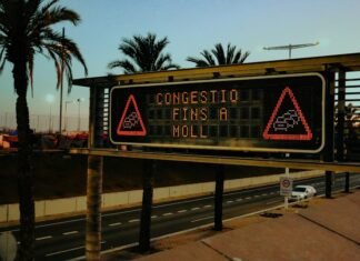 La consagración del nuevo tridente parisino: Kvaratskhelia, Dembélé y Doué conquistan Europa a sign on the side of a road that says congesto finish of the