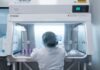 La presión tecnológica de Estados Unidos sobre Europa: entre seguridad nacional y competencia comercial A scientist works in a lab hood, conducting research.