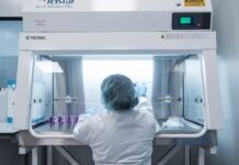 La presión tecnológica de Estados Unidos sobre Europa: entre seguridad nacional y competencia comercial A scientist works in a lab hood, conducting research.