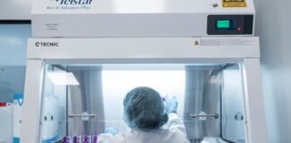 La presión tecnológica de Estados Unidos sobre Europa: entre seguridad nacional y competencia comercial A scientist works in a lab hood, conducting research.