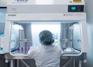 La presión tecnológica de Estados Unidos sobre Europa: entre seguridad nacional y competencia comercial A scientist works in a lab hood, conducting research.
