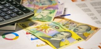 Los Conflictos Fiscales en el Mundo del Espectáculo: Un Problema Recurrente en España A calculator sitting on top of a pile of money