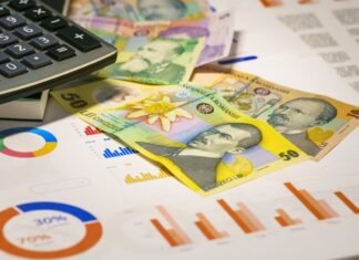 Los Conflictos Fiscales en el Mundo del Espectáculo: Un Problema Recurrente en España A calculator sitting on top of a pile of money