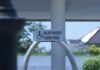 Unai Simón y la filosofía futbolística de España rumbo al Mundial: entre compañerismo y ambición a sign that is on the side of a pole
