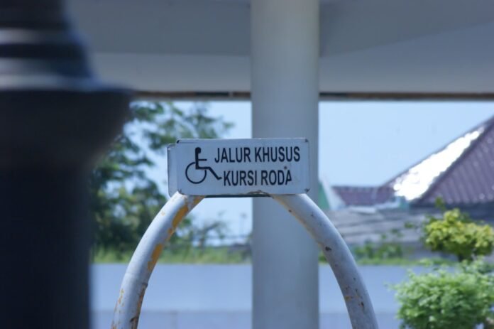 image_1780318830305 a sign that is on the side of a pole