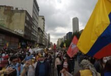 Colombia en la encrucijada: elecciones regionales definen el rumbo político en medio de la crisis de seguridad people walking on street during daytime