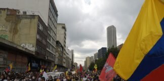 Colombia en la encrucijada: elecciones regionales definen el rumbo político en medio de la crisis de seguridad people walking on street during daytime