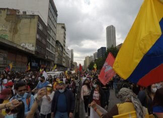 Colombia en la encrucijada: elecciones regionales definen el rumbo político en medio de la crisis de seguridad people walking on street during daytime