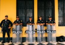 El rap español se politiza: cuando la música urbana abraza el compromiso social police man holding windshield