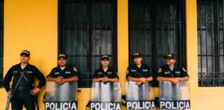 El rap español se politiza: cuando la música urbana abraza el compromiso social police man holding windshield