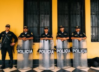 El rap español se politiza: cuando la música urbana abraza el compromiso social police man holding windshield