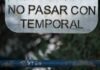 La pasión centenaria: cuando el fútbol trasciende generaciones en el corazón de los aficionados a sign that says no pasar con temporal