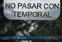 La pasión centenaria: cuando el fútbol trasciende generaciones en el corazón de los aficionados a sign that says no pasar con temporal