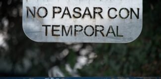 La pasión centenaria: cuando el fútbol trasciende generaciones en el corazón de los aficionados a sign that says no pasar con temporal