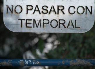 La pasión centenaria: cuando el fútbol trasciende generaciones en el corazón de los aficionados a sign that says no pasar con temporal