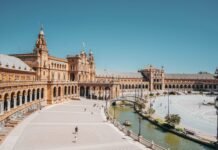 La realidad hostelera de Sevilla: análisis del equilibrio entre oferta y demanda turística brown concrete structure