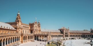 La realidad hostelera de Sevilla: análisis del equilibrio entre oferta y demanda turística brown concrete structure