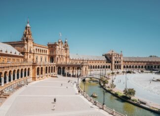 La realidad hostelera de Sevilla: análisis del equilibrio entre oferta y demanda turística brown concrete structure