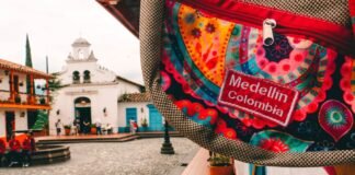 Colombia vira a la derecha: el ascenso político de ‘El Tigre’ De la Espriella marca un nuevo rumbo electoral a colorful bag hanging from the side of a building
