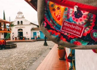 Colombia vira a la derecha: el ascenso político de ‘El Tigre’ De la Espriella marca un nuevo rumbo electoral a colorful bag hanging from the side of a building