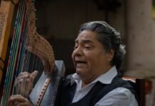Carlos Alcaraz demuestra su madurez mental tras un año de crecimiento personal y profesional Man playing a harp with his hands