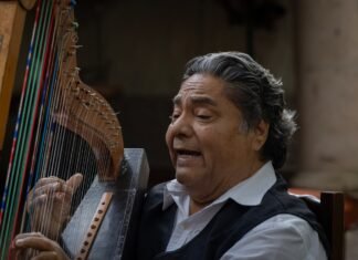 Carlos Alcaraz demuestra su madurez mental tras un año de crecimiento personal y profesional Man playing a harp with his hands