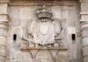 La protección patrimonial del emblemático edificio Telefónica complica su proceso de venta Stone relief of a coat of arms with a crown