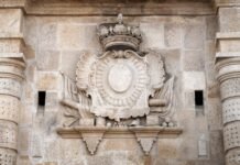 La protección patrimonial del emblemático edificio Telefónica complica su proceso de venta Stone relief of a coat of arms with a crown