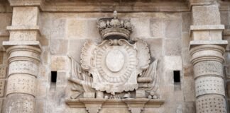 La protección patrimonial del emblemático edificio Telefónica complica su proceso de venta Stone relief of a coat of arms with a crown