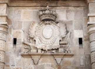 La protección patrimonial del emblemático edificio Telefónica complica su proceso de venta Stone relief of a coat of arms with a crown