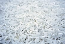El dilema del arroz importado: cuando la procedencia se difumina en el mercado español a pile of white cotton