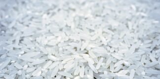 El dilema del arroz importado: cuando la procedencia se difumina en el mercado español a pile of white cotton