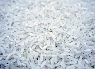 El dilema del arroz importado: cuando la procedencia se difumina en el mercado español a pile of white cotton