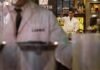 Lopetegui apuesta por la experiencia y juventud en la convocatoria de Qatar para el Mundial 2026 A man in a white lab coat holding a tray of food