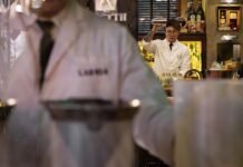 Lopetegui apuesta por la experiencia y juventud en la convocatoria de Qatar para el Mundial 2026 A man in a white lab coat holding a tray of food