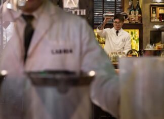 Lopetegui apuesta por la experiencia y juventud en la convocatoria de Qatar para el Mundial 2026 A man in a white lab coat holding a tray of food