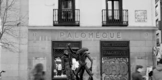 La persistencia de Carles Puigdemont en el tablero político catalán: un análisis de su influencia continuada grayscale photography of Palomeque building