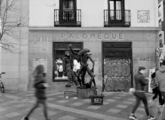 La persistencia de Carles Puigdemont en el tablero político catalán: un análisis de su influencia continuada grayscale photography of Palomeque building