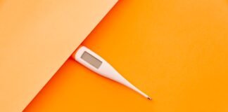 Calor extremo y salud cardiovascular: cómo proteger tu corazón durante las altas temperaturas white digital thermometer on yellow textile