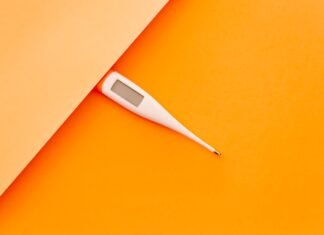 Calor extremo y salud cardiovascular: cómo proteger tu corazón durante las altas temperaturas white digital thermometer on yellow textile