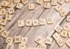 Tecnología contra el fraude académico: El debate entre seguridad y privacidad en los exámenes universitarios scrabble tiles spelling out the names of different languages
