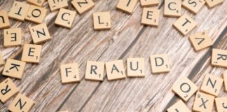 Tecnología contra el fraude académico: El debate entre seguridad y privacidad en los exámenes universitarios scrabble tiles spelling out the names of different languages