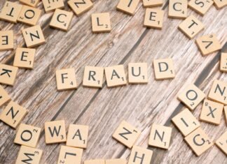 Tecnología contra el fraude académico: El debate entre seguridad y privacidad en los exámenes universitarios scrabble tiles spelling out the names of different languages