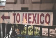 España y México fortalecen alianza comercial con ambiciosa meta de duplicar intercambios para 2030 a close up of a street sign with a building in the background