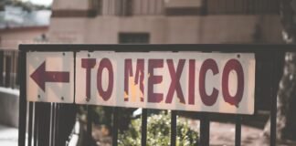 España y México fortalecen alianza comercial con ambiciosa meta de duplicar intercambios para 2030 a close up of a street sign with a building in the background