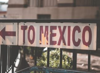 España y México fortalecen alianza comercial con ambiciosa meta de duplicar intercambios para 2030 a close up of a street sign with a building in the background