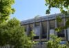 La continuidad en el banquillo mediático: Daimiel y Giménez consolidan su proyecto en LaLiga a building with a sign on it
