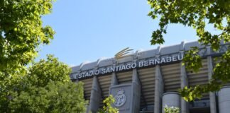 La continuidad en el banquillo mediático: Daimiel y Giménez consolidan su proyecto en LaLiga a building with a sign on it