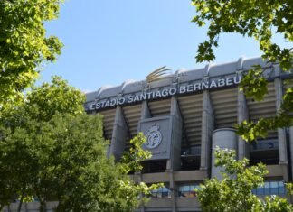 La continuidad en el banquillo mediático: Daimiel y Giménez consolidan su proyecto en LaLiga a building with a sign on it