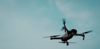 El sector de drones militares español busca posicionarse como referente tecnológico europeo black and gray quadcopter drone